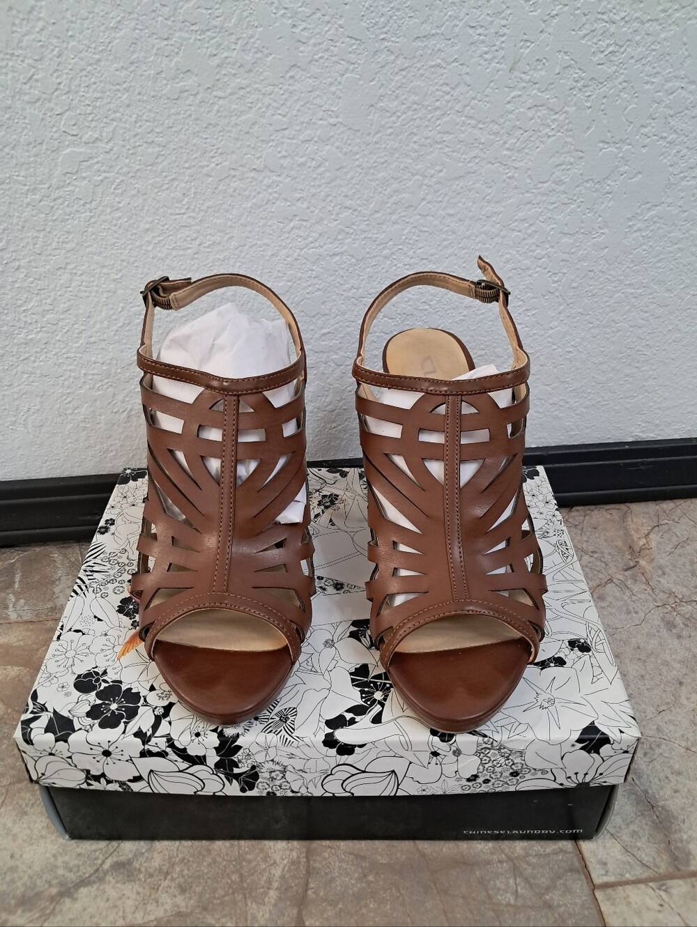 CL By Laundry Wishing Well Heels Sandals Sz 10 Cutout Soft Rich Brown Festival